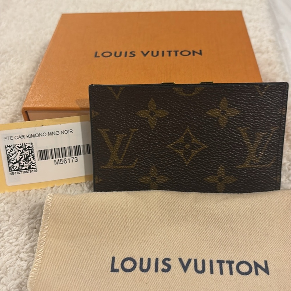 LOUIS VUITTON Porte Cartes Kimono M56173

Monogram women’s noir card case - Picture 4 of 9